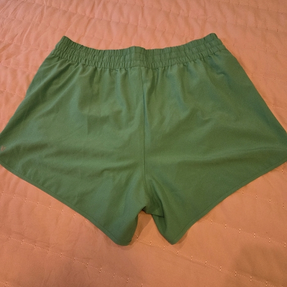 NWOT Vuori Clementine Shorts VIRIDIAN Size L - Picture 2 of 3